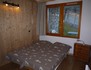 la chambre avec un grand lit de l'appartement de La Cachette à louer à Valmorel